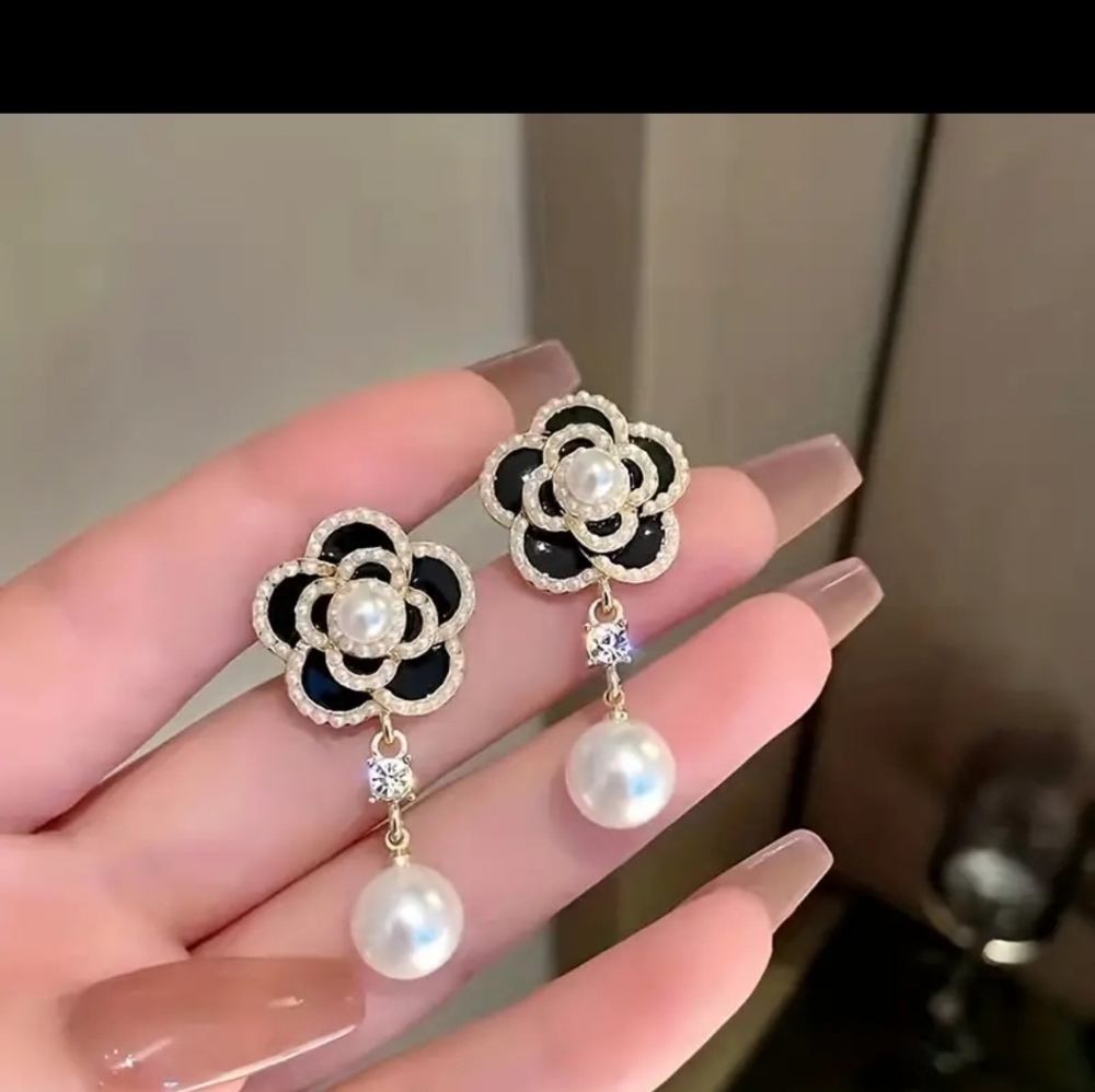 SALE ** BRAND NEW ** JUST LISTED ** ELEGANT EARRINGS ..MAKES THE PERFECT…